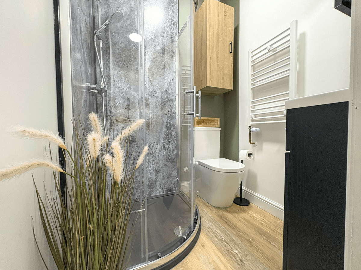 Bathroom 2.JPG