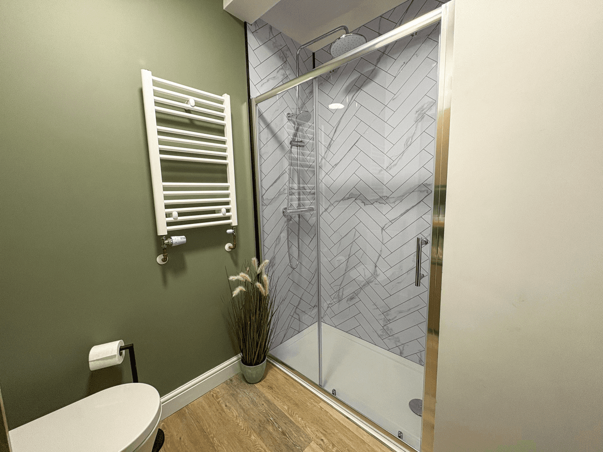Bathroom 1(2).JPG