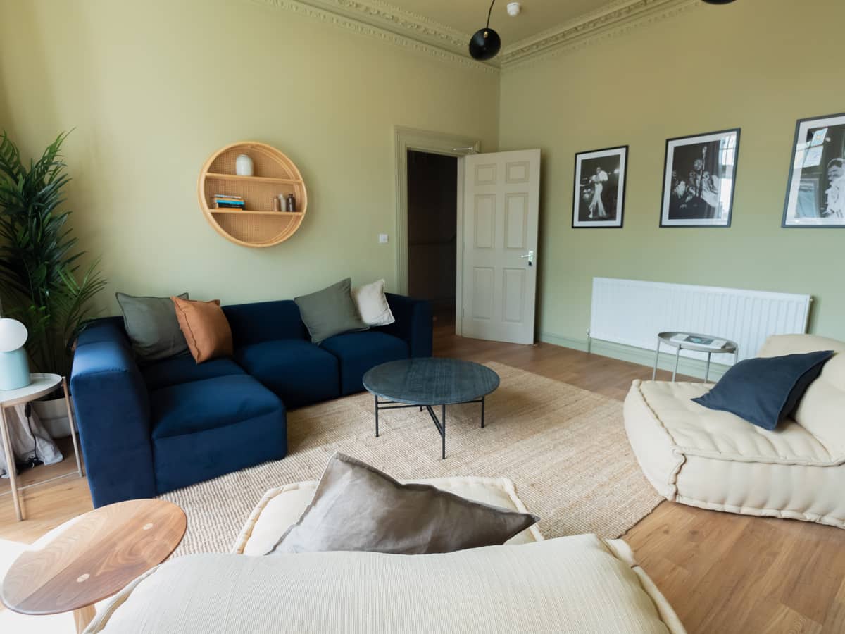 Lounge 3.jpg